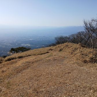 関東平野方面は霞んでいるが見晴らしは最高