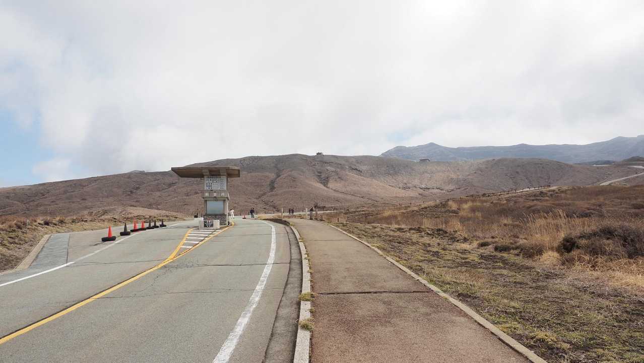 阿蘇山（中岳・高岳・高岳東峰）、砂千里ヶ浜から の写真 1