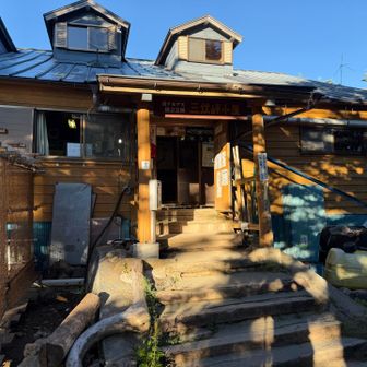 鳥倉登山口に下山します
バスが09:15発なのでゆっくり行きます