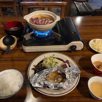 鹿鍋です。ホイル焼きや🍎のコンフォートも美味しかったですね。
ご主人がワンオペで回してらっしゃるようで大変そうです。
ちなみに、ご主人に確認は必要と思いますが、食事室でお湯を沸かしたりも出来るようです。
