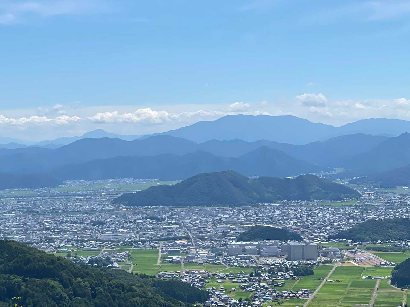 白鬼から
左奥に荒島岳、右に部子山！
更に東側を見ると…