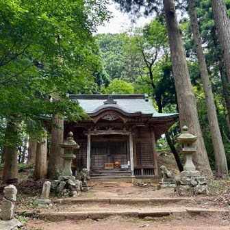 到着
男性がお一人
手前の鳥居を研磨して、補強されてました
赤く塗り直されるそうです