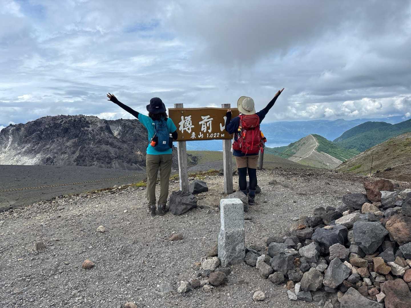 分岐から少し登った先に樽前山・東山のピークがあります　山頂🙌🙌🙌

愛知県から来られていた三人組さんに撮っていただきました♡ありがとうございます

手前に三角点

等級：一等三角点
点名：樽前岳
山名：樽前山
標高：1021.9m