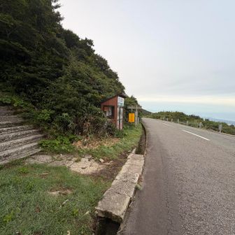 翌朝いろいろ準備してから吹浦登山口
皆鉾立駐車場の方へ行っちゃってて先行者少ない
シルバーウィーク等の混雑時期も、鉾立駐車場や湯の台駐車場が停められなさそうな状況なら吹浦コースも負荷大差ないのでおすすめ
