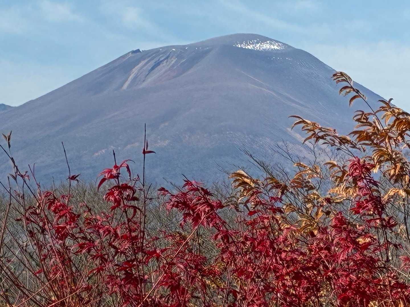 浅間山、山頂付近だけ冠雪してる模様。
