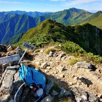 わーい🙌🏻
この2日で歩いた山々ぜーんぶビュー⛰️
絶景に今までの全てが洗われ長居しました☕
あの道を戻る事は考えな…いやいやすぐ頭に浮かんできてはズーン🌿🐻