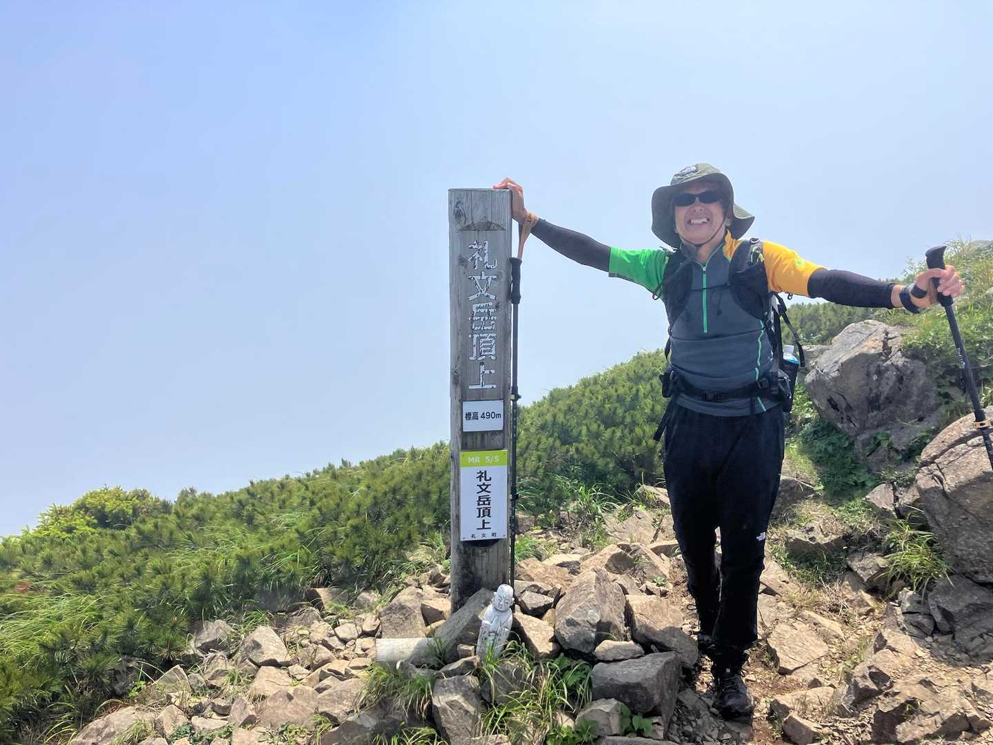 海に浮かぶ高山植物の山、礼文岳堪能コースの写真
