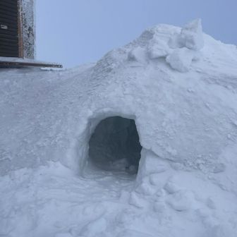 かまくらをどなたかが作ってくれた様です^ ^しか〜し、入れませんでした🥹