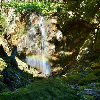 8:00過ぎてのスロースタート。
虹も🌈見れて母上もテンション爆上がりであります。

このあと2時間登り続ける事も知らず…w
