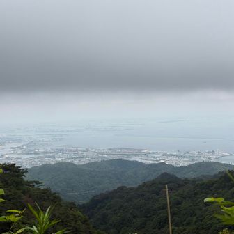 極楽茶屋跡がある車道に出た。
展望所があり日陰で昼食休憩。