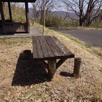 これはテーブルのようですが、腰掛けるところはどうなったんでしょう？