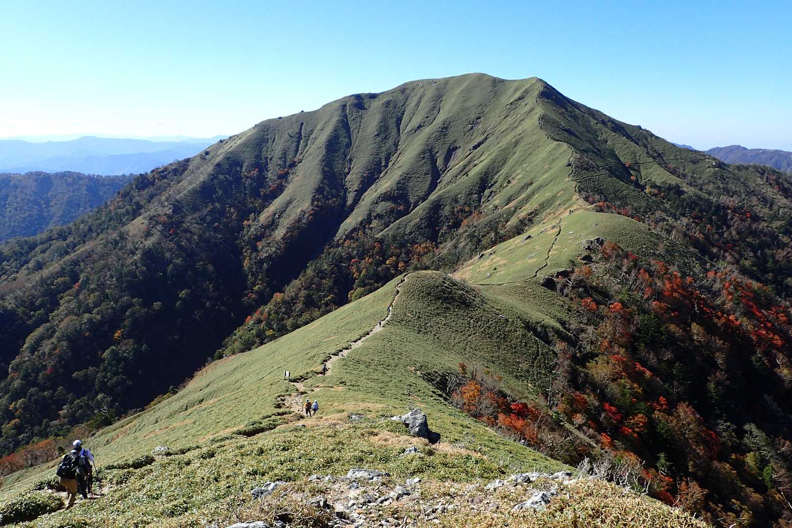 次郎笈の北面が紅葉している