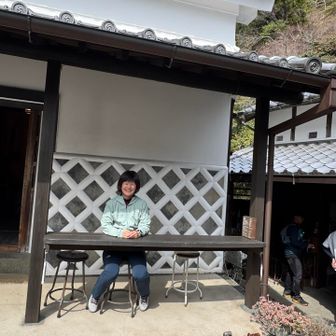 なまこ壁の蔵の前で