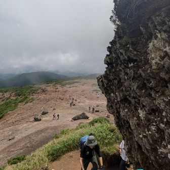 山頂部のみ岩場があり、反時計まわり周回の一方通行でした😊