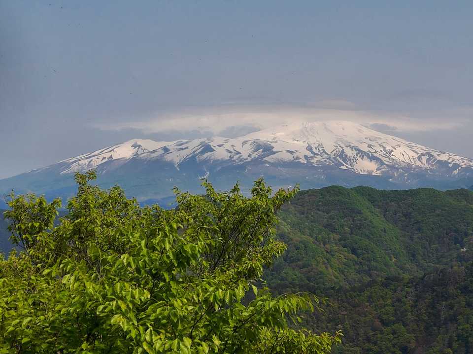 山頂からの鳥海山🥰　雲が取れるのを期待してゆっくり休憩☕