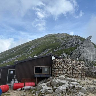 玉ノ窪小屋にてコーラ購入、少し休憩して木曽駒ヶ岳山頂へ向かう