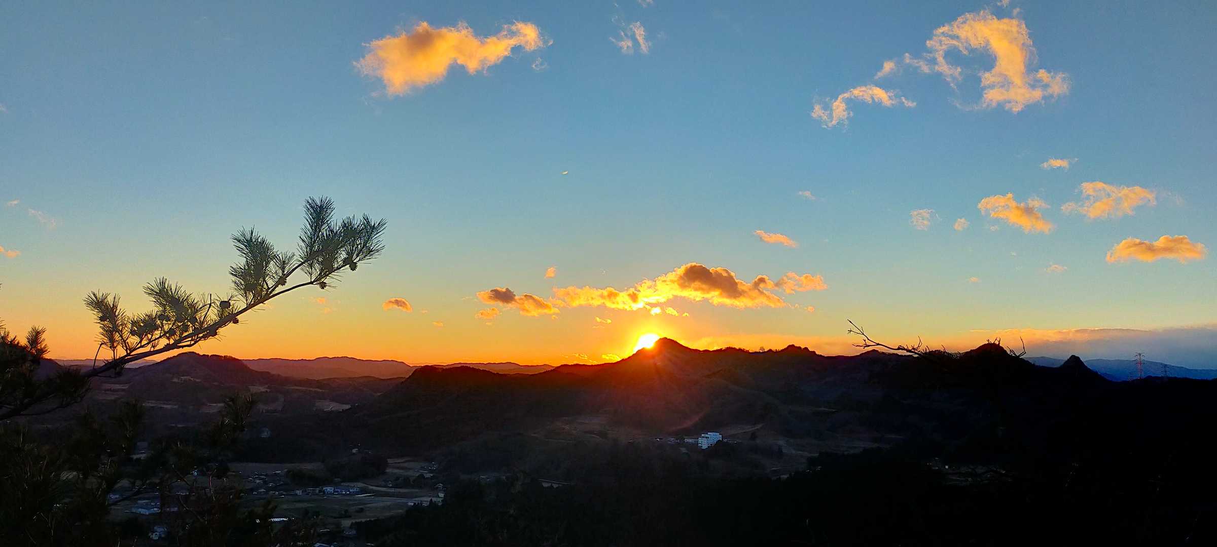日の入り
この時期 ここからは 古賀志山に日が落ちるのですね！
雲もいい感じに焼けてました！

カバー写真にしちゃいましょう(^_^)/