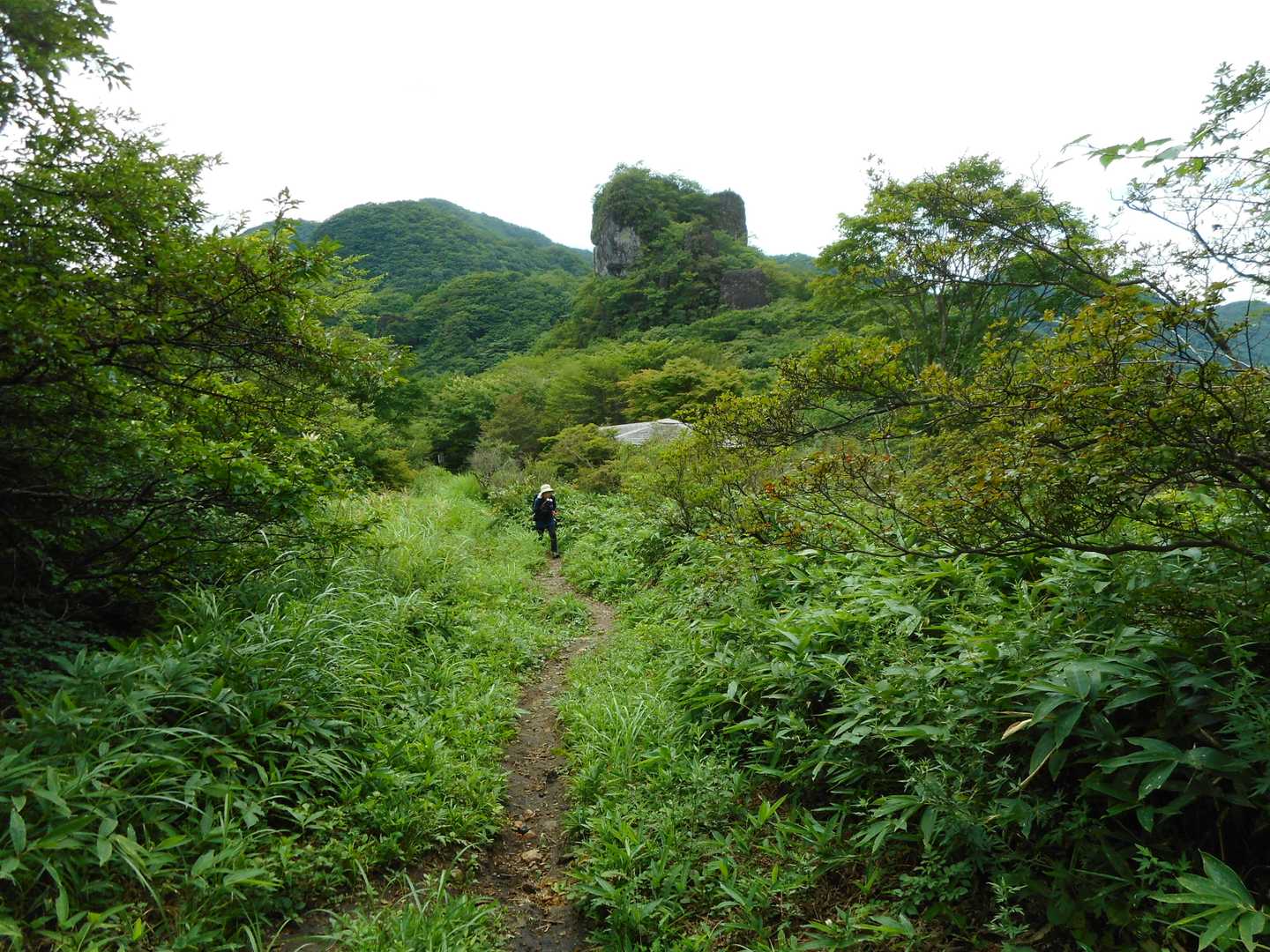 するす岩場登りは帰りに登ります