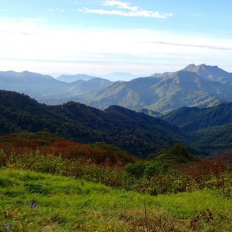 胴抜ケ切戸なるコルにてひと休み。
まさかの晴れてきたな☀