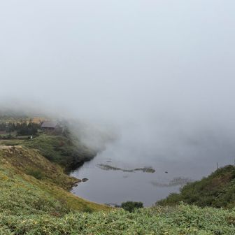 八幡沼にモクモク☁️が流れてくる〜
しばらくここでガス抜けを待ったけど
諦めて進むことに🚶