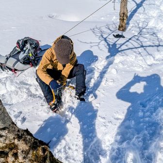 雪原終わって下山道
アイゼンに履き替えます
おかしい紐が短いわー
ごっそり靴底に付く雪ごとアイゼン履いてる人😁
モタモタするワタシら
ヤマレコ社長的上級者はまだ先のよう😂
