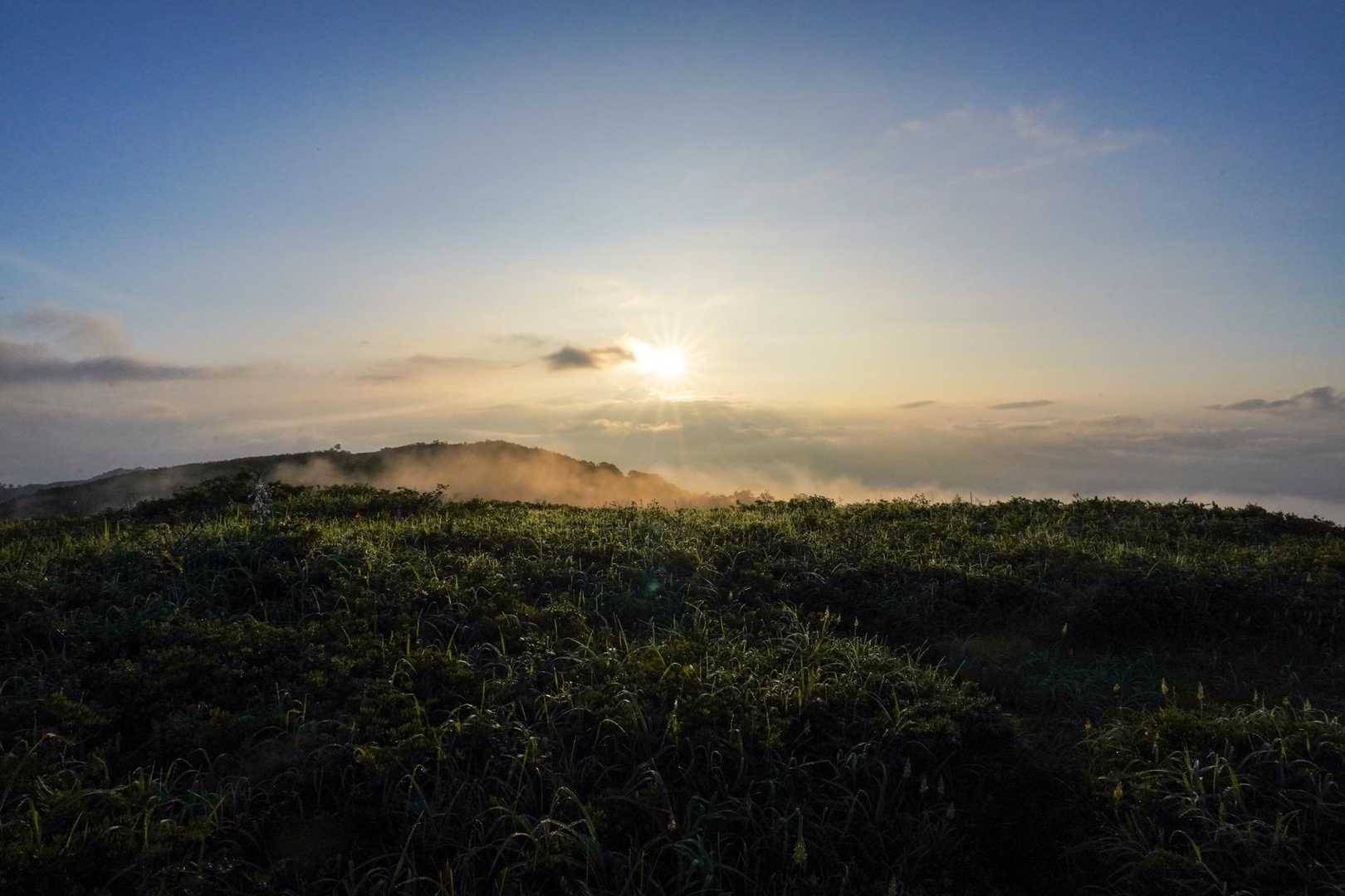 雲なかったらちょうど剱岳あたりから太陽昇ってくるの見えるそうです