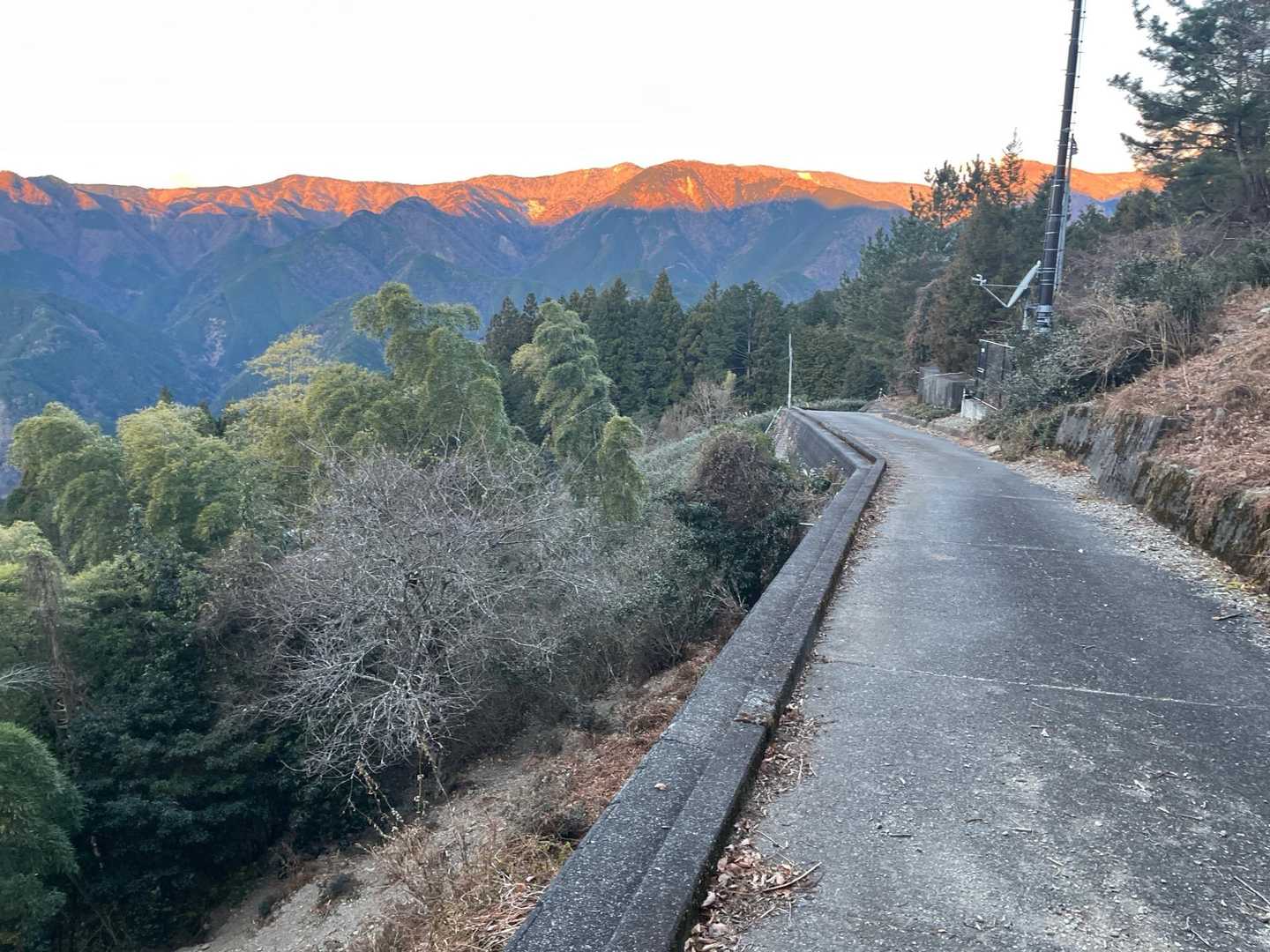 舗装路をかなり上まで登ってきた。この辺りにはも車を停めるスペースがあった。登山口ナビも、この辺りのことを指していたらしいが、後の祭り