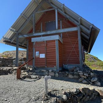 荒川中岳避難小屋に到着🛖
無人のようで実は10人ほど集っていた😅
顔を白消しにしようとして無人になった💦