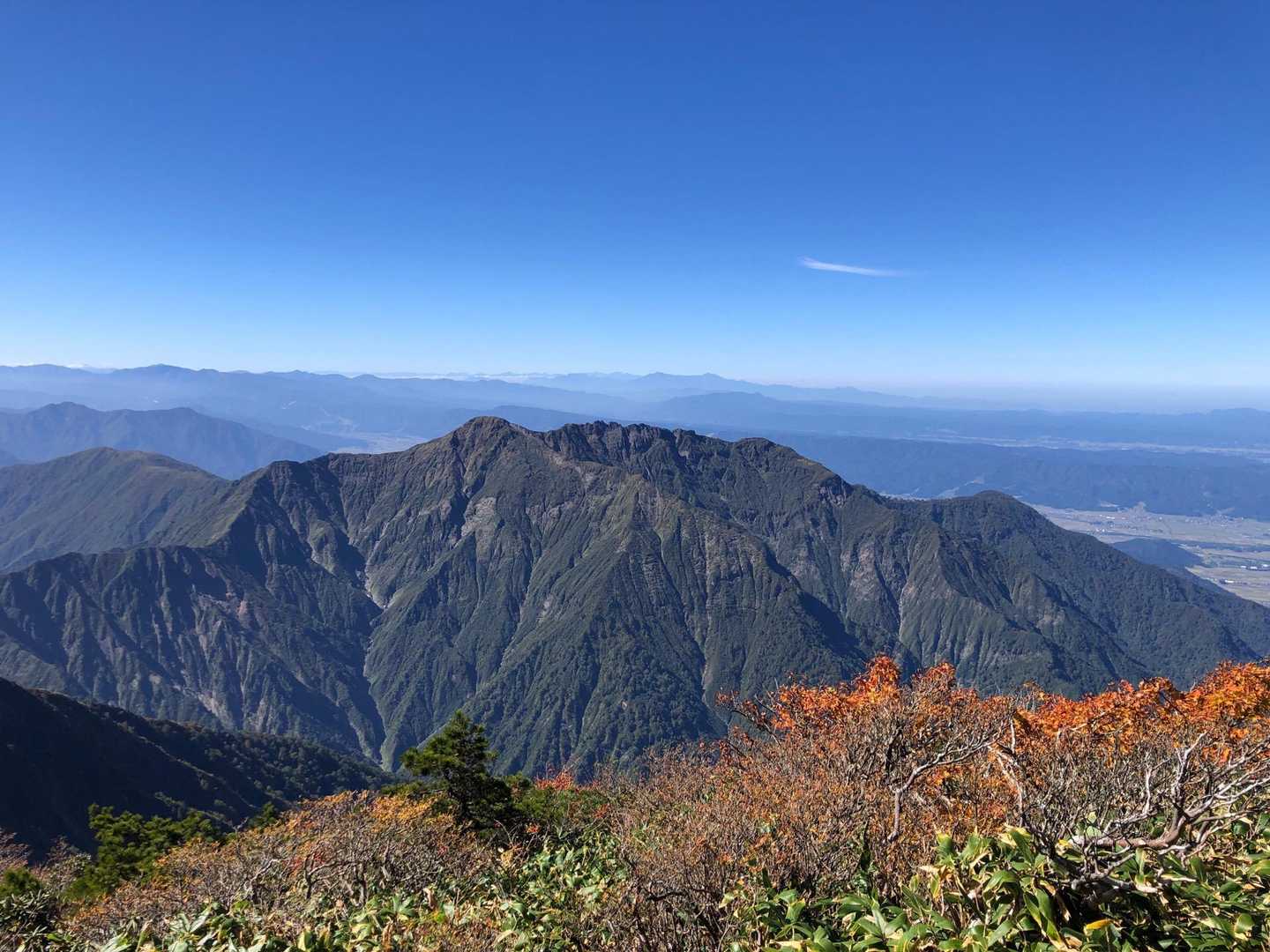 越後駒ヶ岳山頂から絶景‼️見ているのが同じ越後三山の「八海山」です♪