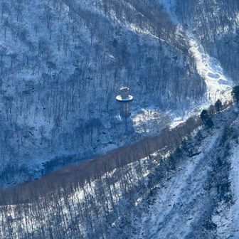 関越トンネルの排気口。