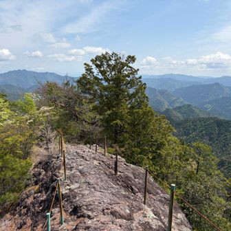 山頂から先にゆくと、少し標高が山頂より高い瑠璃山へ。眺望が開けるけど、直射日光で暑いのなんの🥵