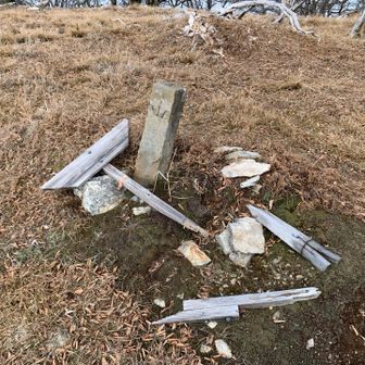 壊れたままの西大ボシ山頂上。素晴らしい眺望でした。北に山嶺、南に御在所山、東に石立山、西に梶ヶ森が見えました。