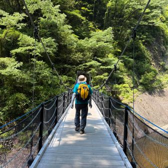 吊り橋まで降りて観光します