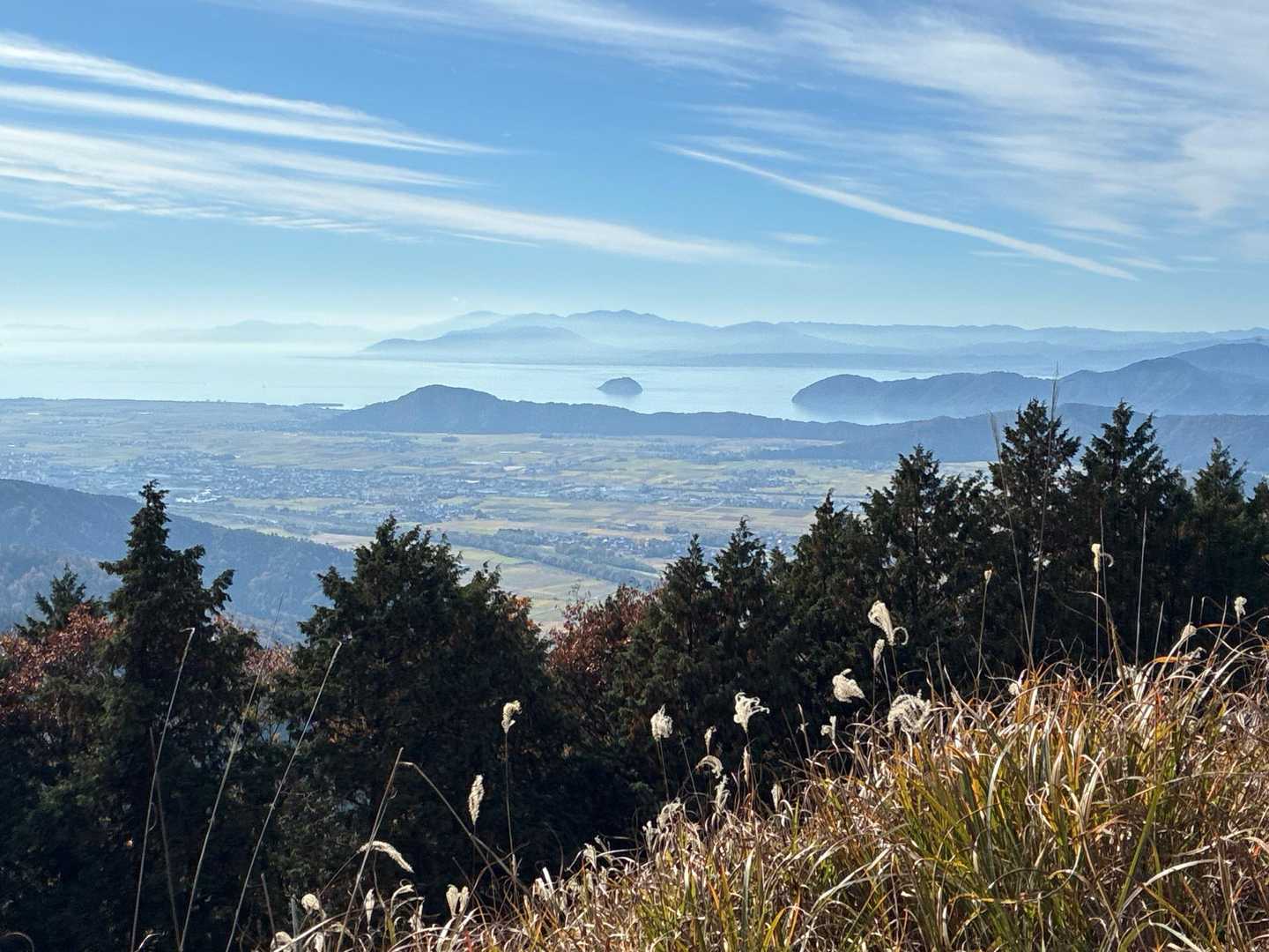 下山途中　琵琶湖と竹生島が良く見えました