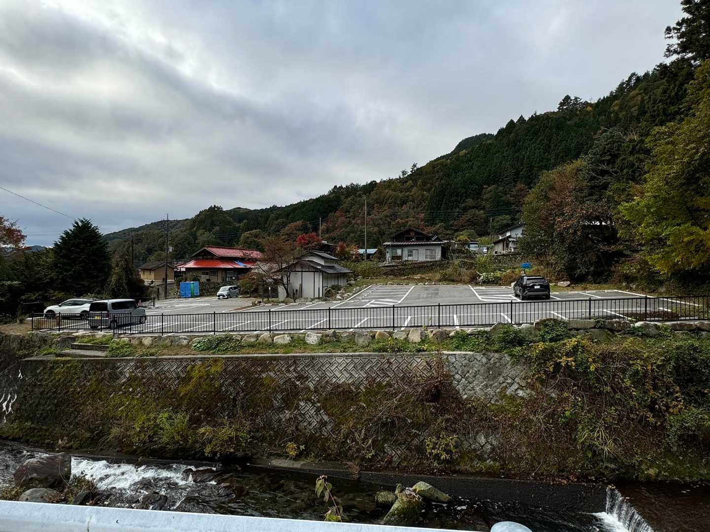 一般道で雁坂トンネルを抜けて
乾徳公園🅿️に到着。

曇天☁️で駐車場はガラガラ。
気分も乗らないので、もう駐車場で撤退か⁉︎
と車の中でグズグズしていましたが、
なんとか重い腰を上げて山行スタートすることに。

