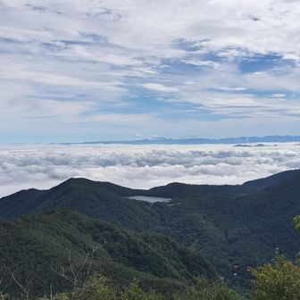 南側展望地から（地蔵岳への分岐から60歩）
小沼の奥に富士山