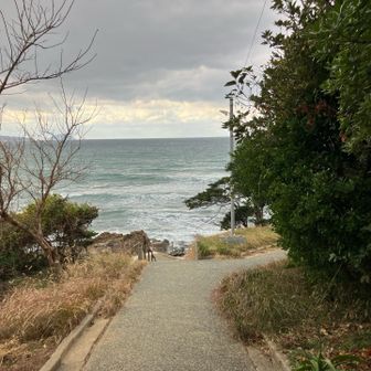 山頂マークのある海の方へ行ってみよう。