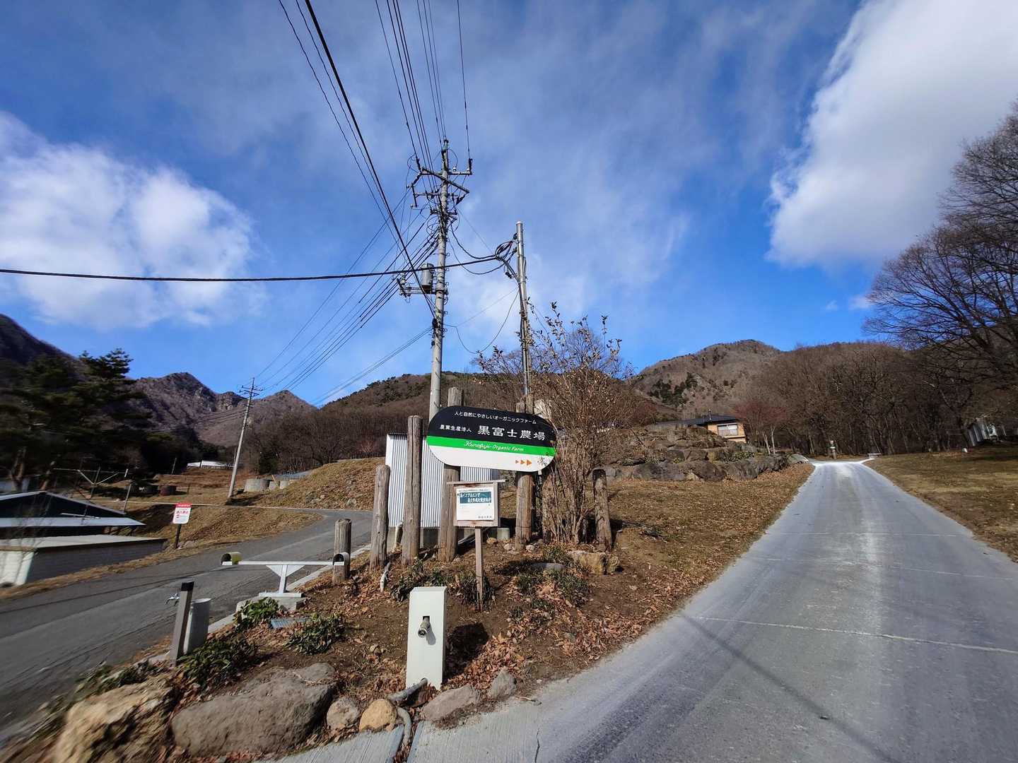 ここから登山口の駐車場までロード歩きです🙂