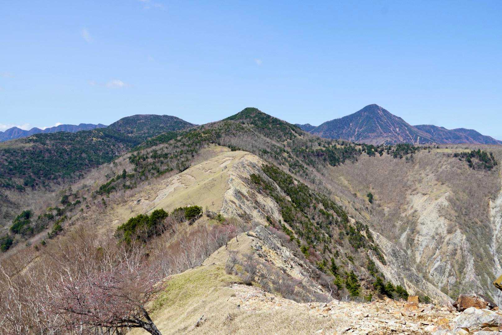 オロ山へと続く稜線 庚申山や皇海山も並んでいる