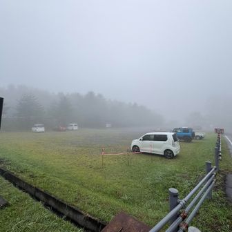 岩手山の噴火警戒レベルは2のままですが、噴火想定区域から遠い東側の登山道が7月1日から規制解除されました。ワタクシは今回は1番短い馬返しコースではなく、皆さんのレポを見て写真の撮れ高が多そうな焼走りコースで登ることとしました。馬返しコースに比べて少し長く、水場がないですが、景色やお花は絶対焼走りルートがいいと思います。
駐車場にはトイレも電波もありますが車中泊した道の駅からもすぐ（約10分）なので、車中泊するならコンビニも直ぐ近くにある道の駅西根をオススメします。