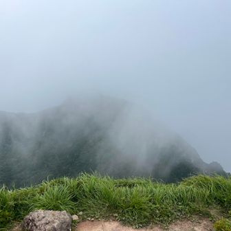 西峰から東峰は見えず☁️