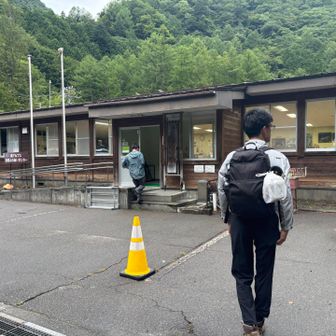 とりあえず鳥居の前で安全のお礼を申しあげてロッジへ。部屋はＡ－９でした。
夕食が１７時４０分の組でしたので、先に入浴を済ませ、「椹」で下山を祝してビール＆ソフトクリームで乾杯です。息子２が「生ビールがこんなにおいしいと感じたことはない」と言っていました。私も食事に差し支えると思いながら、ソフトをおいしくいただきました。