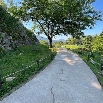 天守台から下りて平殿。