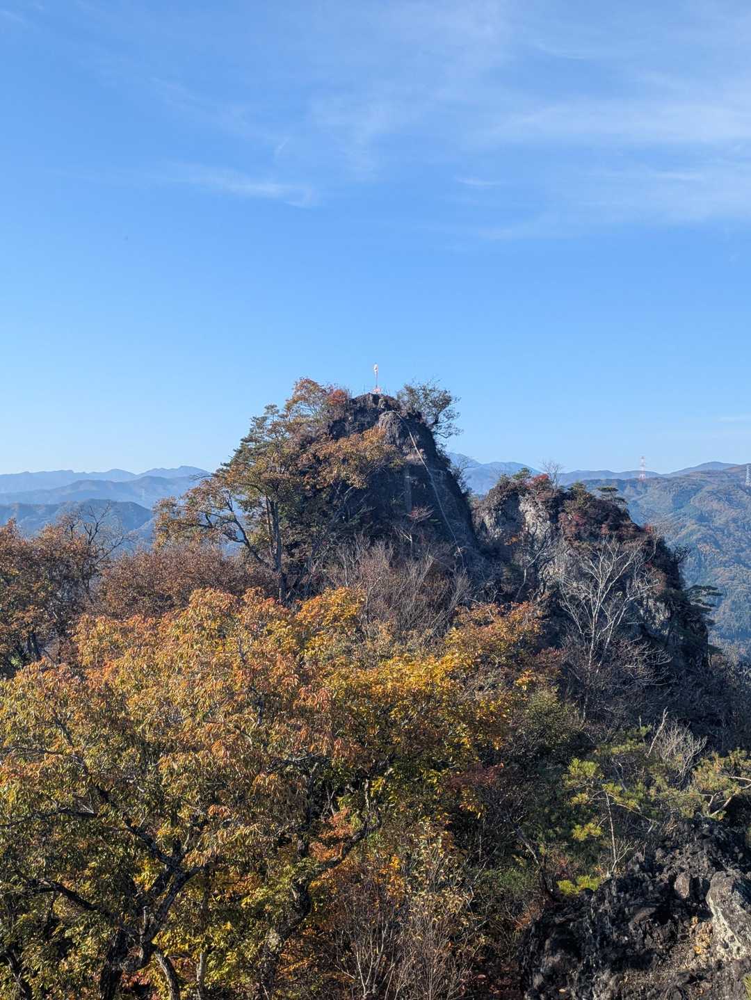 先ほどまで立っていた山頂とクサリが見えました。狭いのがよくわかるね。