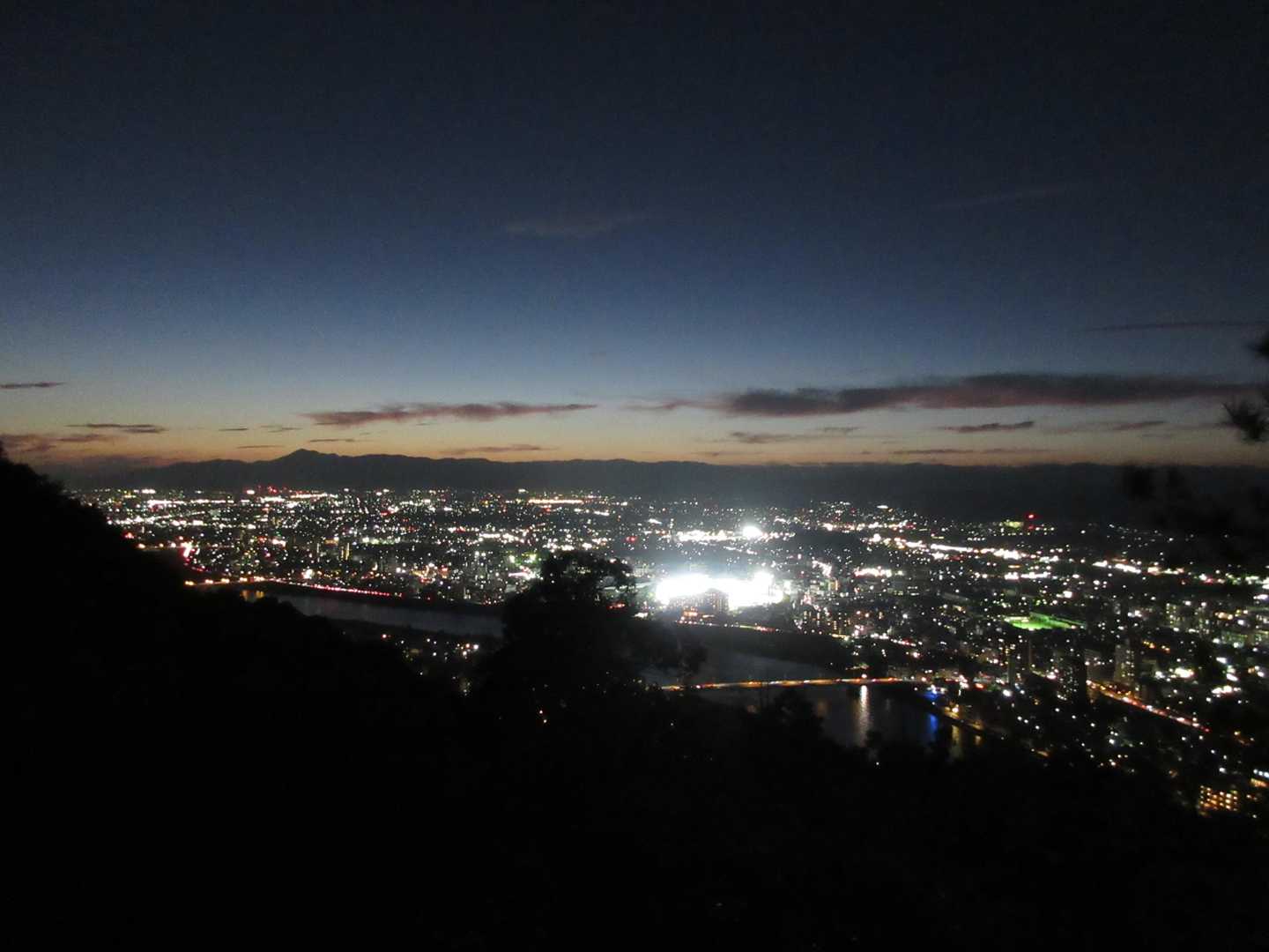 長良川北部、左奥に伊吹山