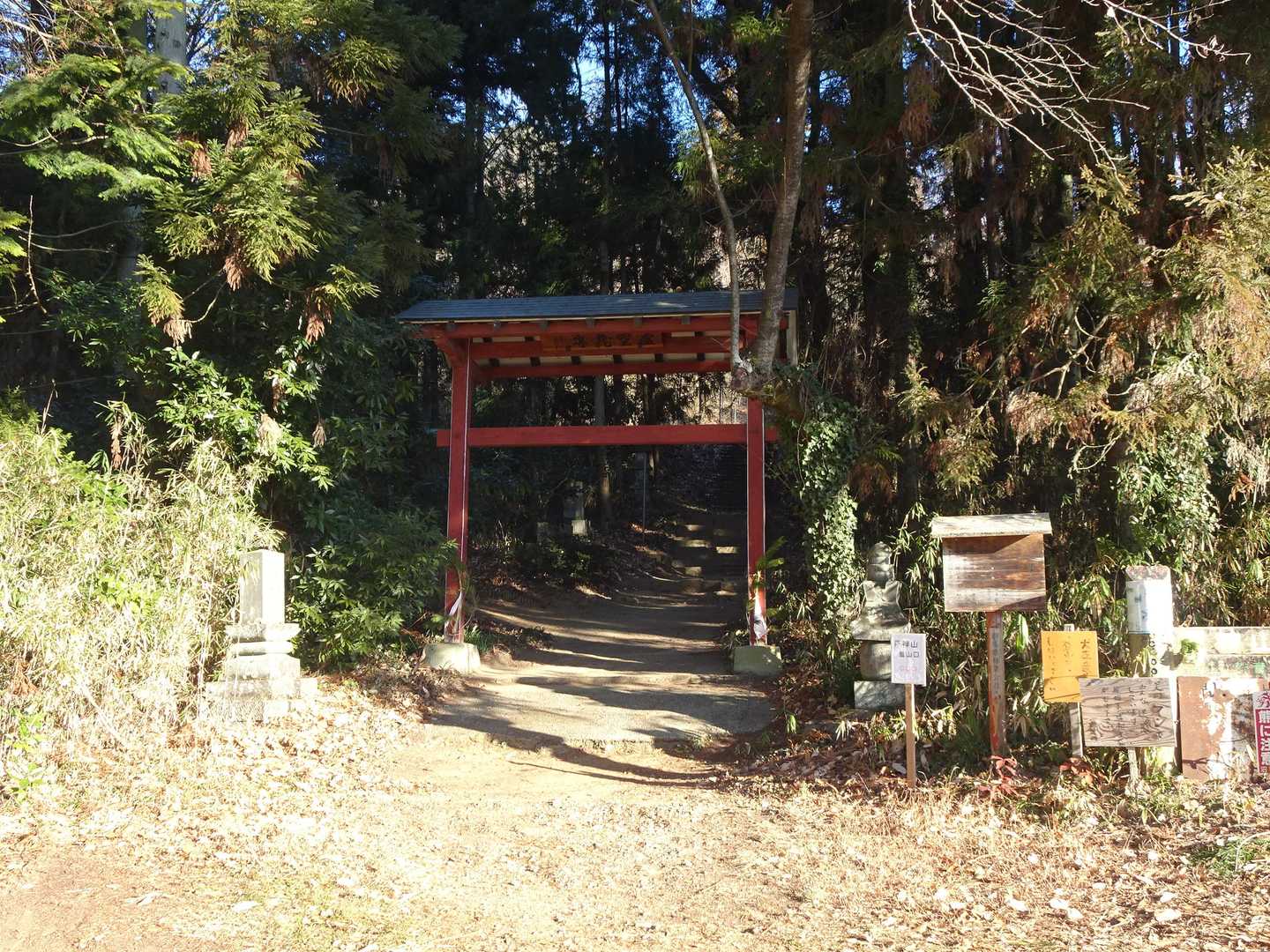 直ぐ近くに虚空蔵尊の赤い鳥居
左手に仮設トイレがありました（未確認）