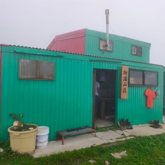 栂海山荘
定員40名で恐らく満員になることはない。この日はそれでも結構な人数で、遅く着いた自分は二階で寝た
トイレ（キジ場）はワイルド