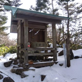 頂上付近に祠がいくつも