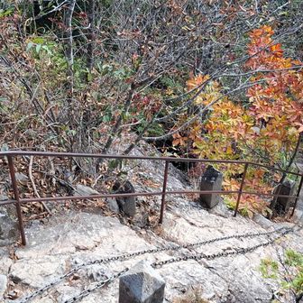 山頂直下の鎖場