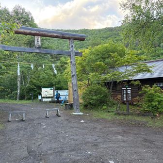 鳥居に一礼していざ登山開始